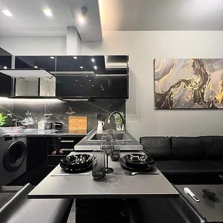 קלמאטה Luxury Black And White Interior Apartments מראה חיצוני תמונה