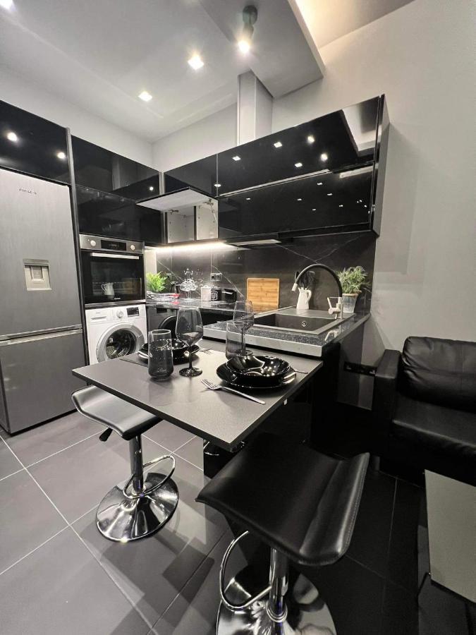 קלמאטה Luxury Black And White Interior Apartments מראה חיצוני תמונה