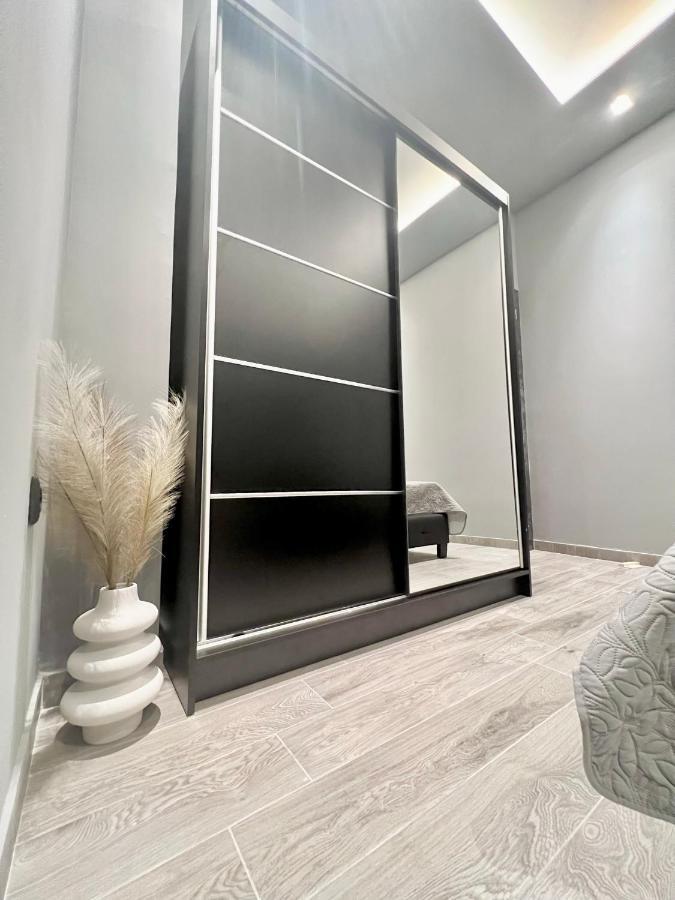 קלמאטה Luxury Black And White Interior Apartments מראה חיצוני תמונה