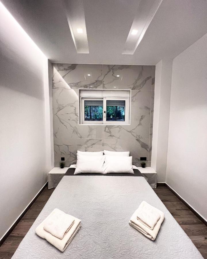 קלמאטה Luxury Black And White Interior Apartments מראה חיצוני תמונה