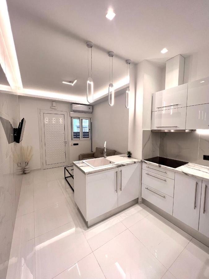 קלמאטה Luxury Black And White Interior Apartments מראה חיצוני תמונה